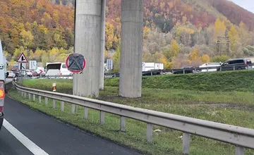 Obrovské kolóny na ceste pod Strečnom! Autá stoja aj na diaľnici vo Vrútkach