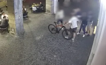 VIDEO: Zlodej bicykla nemal šancu. V Žiline ho spoznali policajti, ktorí zasiahli aj v čase voľna