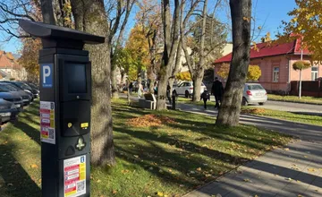 Ružomberčania získajú polhodinu parkovania zdarma. Mesto od 1. novembra mení parkovaciu politiku