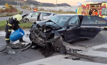 FOTO: Päť zranených ľudí pri vážnej nehode. Na ceste do Terchovej sa zrazili dve autá