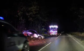 Nehoda na ulici Vysokoškolákov v Žiline. Pri náraze auta došlo k zraneniam