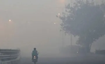 Hustá hmla v Žilinskom kraji opäť komplikuje dopravu, ráno začalo nehodou