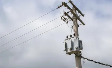 Prišli o svetlo, teplo či možnosť si navariť. Veľké Rovné čelí rozsiahlej odstávke pre výmenu stĺpov