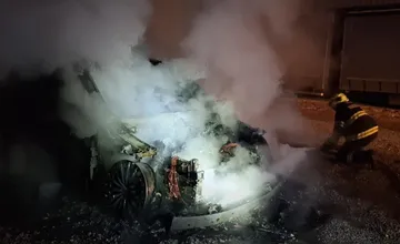 FOTO: Plamene v Ružomberku zničili drahé auto. Majiteľovi vznikla škoda, ako keď zhorí dom