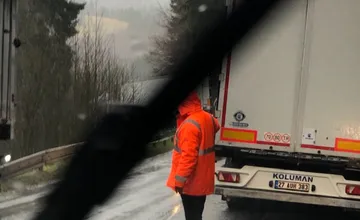 Dva hlavné ťahy blokujú kamióny! Jeden sa pokazil pod Strečnom, ďalší zišiel z cesty v Turci