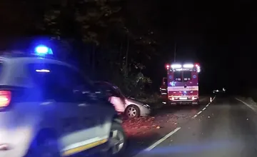 Pri lesoparku nesvietia lampy, ľudia sa boja zveri. Poškodilo ich auto pri nehode, čaká sa na stožiar