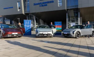 FOTO: Kia rozdala 12 nových elektromobilov vysokým a stredným školám. UNIZA jeden rozoberie