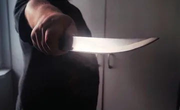 Martinčan na brata vytiahol nôž, zastavil ho až drevený stôl. Skončil vo väzení