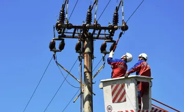 Množstvo liptovských obcí ostalo bez elektriny. Sneh a padajúce stromy poškodili vedenia