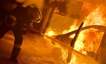 Brnianske letisko zachvátili plamene, zasahujú desiatky hasičov, vyhlásený je 3. stupeň požiarneho poplachu