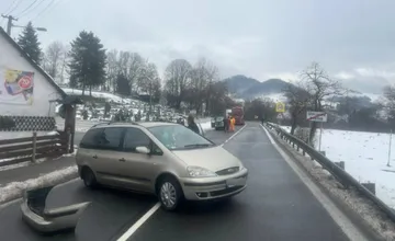 Hlavný ťah cez Oravu je neprejazdný, havarované autá blokujú cestu