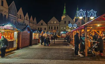 FOTO: Takto to vyzeralo v prvý deň vianočných trhov v Žiline. Pred stánkami sa takmer nečakalo