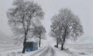 Na zľadovatenej ceste pri Rajci sa zrazil autobus s autom. Obe vozidlá skončili v priekope