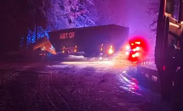 Hraničný priechod Makov - Bílá – Bumbálka je neprejazdný, cestu blokuje prevrátený kamión