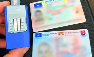 Zdrogovaný vodič jazdil cestou pod Strečnom. V aute mal dvojročnú dcéru, políciu zavolala jeho manželka