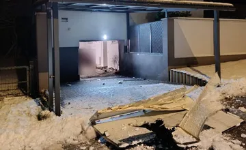 Po výbuchu v Martine rátajú škody na dome podnikateľa, vnútri nikto nebol. Páchateľa zatiaľ nenašli