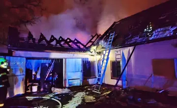 Z horiaceho domu v Turci vybehla žena s dieťaťom na rukách. Babičku a chlapca zachránili policajti