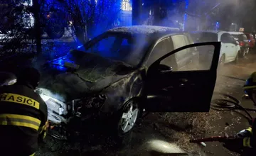 Podpaľači áut opäť vyčíňali v Žiline: V noci horelo auto, oheň poškodil aj druhé