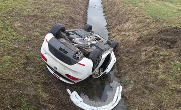 FOTO: Po zrážke s kamiónom pri Mobise skončilo menšie auto v jarku. Vodičku previezli do nemocnice