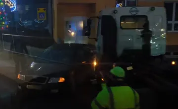 Pred Rondlom sa zrazili autá, mestský okruh sa upcháva. Ďalšia nehoda blokuje cestu na Kysuciach