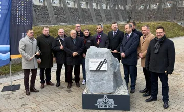 Výstavba kysuckej D3 začala poklepaním základného kameňa. Z veľkej časti ju zaplatia eurofondy