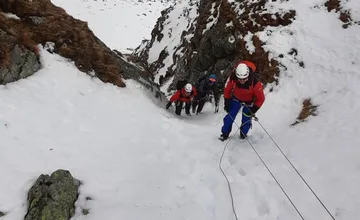 So zranenou hlavou strávil v snehu celú noc. Snowboardista na Chopku spadol do žľabu, našli ho až na druhý deň