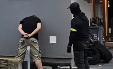 Kysučan zaútočil na muža pri kúpalisku kovovým obuvákom. Zranil mu hlavu, skončil v nemocnici