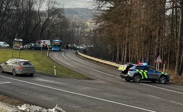 V križovatke na Orave sa zrazil autobus s autom, hasiči hlásia zranených