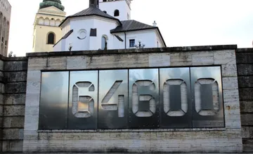 Nové číslo na balustráde v Žiline tentoraz súvisí so známym závodom. Zamestnáva stovky ľudí v regióne