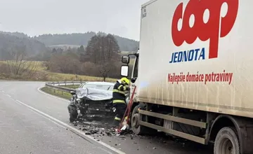 FOTO: Zrážka auta s nákladiakom v Turci si vyžiadala dvoch zranených. Najvážnejšie skončil 23-ročný mladík