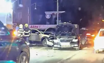 Na hlavnom ťahu v Žiline sa zrazili dve autá. Hlásené sú zranenia, zvýšte opatrnosť