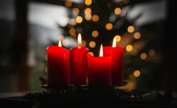 Zapálili ste už štvrtú adventnú sviečku? Pôvodne ich bolo 24, tradícia začala v sirotinci
