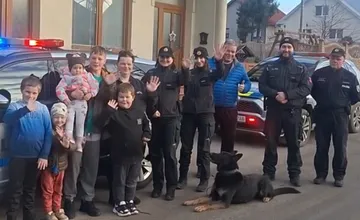 VIDEO: Žilinskí policajti vyhodnotili vianočnú súťaž, odmenili piatich súrodencov