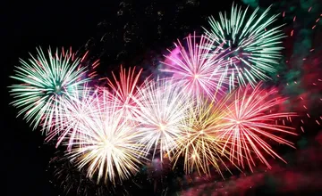 Uvidíme na Silvestra nad Žilinou ohňostroje? Počasie môže farebnú šou skomplikovať