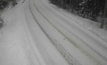 Cesty Žilinského kraja sú pokryté snehom, došlo k vážnej nehode. Ktoré úseky sú najnebezpečnejšie?