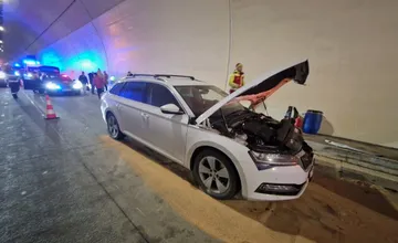 FOTO: Prvá nehoda v tuneli Višňové: Zrazili sa štyri vozidlá, oba smery diaľnice uzatvorili
