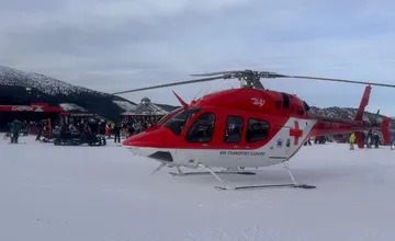 Záchranársky vrtuľník pristál na Chopku priamo na zjazdovke. Pomoc potreboval 50-ročný lyžiar