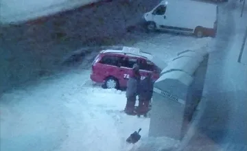 Požičala si bielu dodávku a vykradla kontajner na šatstvo. Ženu sa podarilo vypátrať a potrestať