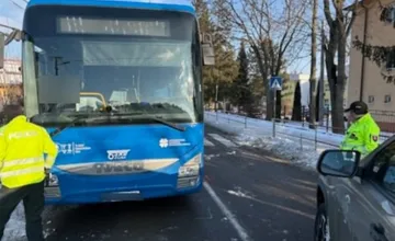 Dievča skončilo zakliesnené pod autobusom pri Martine. Polícia spresnila, ako došlo k nehode