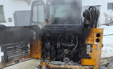 Na liptovskom družstve zhorel drahý hospodársky stroj. Plamene šľahali z motora