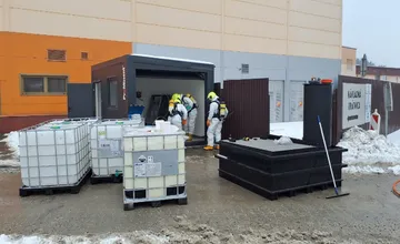 Únik nebezpečnej žieraviny v Rajeckej Lesnej spôsobila technická závada. Zasahovali tam hasiči