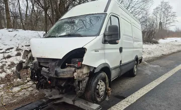 Ďalšia nehoda na ceste I/18: Dodávka vo Vrútkach vyletela z cesty, skončila v priekope