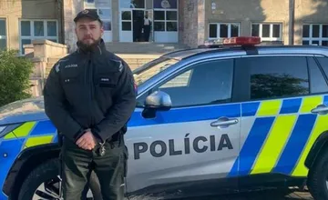 Strednú školu v Ružomberku obsadili policajti, prehľadávali žiakom tašky. Privolala ich škola