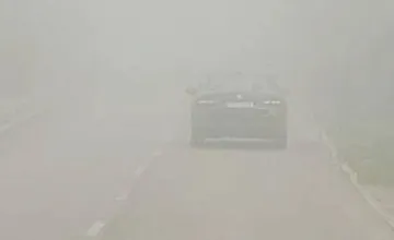 Jedno auto narazilo do plotu, druhé skončilo v priekope. Pozor! Pre hmlu zbadáte nehodu na I/18 na poslednú chvíľu