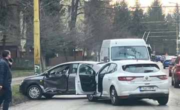 Zrážka dvoch áut v Žiline zablokovala dopravu. V kolónach uviazli aj trolejbusy, hlásené sú zranenia