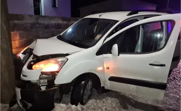 Ranný náraz v Kotešovej. Auto zdemolovalo plot aj elektrický stĺp