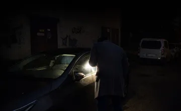 Po Vlčincoch chodia traja mladíci, v noci si svietia do všetkých áut a skúšajú kľučky