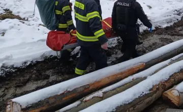 V lese na Liptove sa vážne zranil robotník a masívne krvácal. Zniesli ho na nosidlách