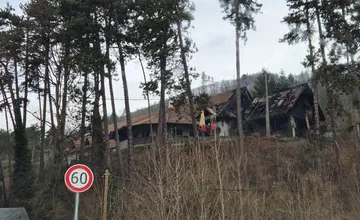 FOTO: V horiacom penzióne v Tepličke nad Váhom spali tri osoby. Škody sa vyšplhali na 200-tisíc eur