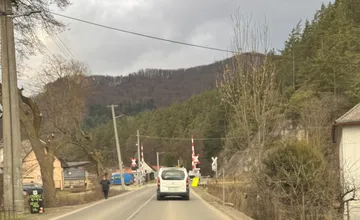 Na železničnom priecestí na ceste do Rajca nefunguje signalizácia. Dochádza tu k nebezpečným situáciám